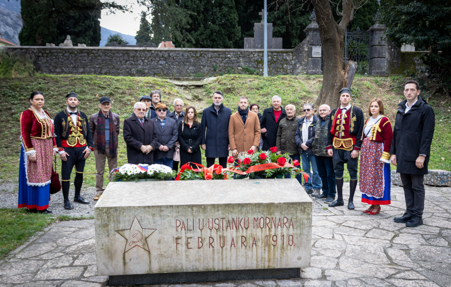 POLOŽENI VIJENCI POVODOM 106. GODIŠNJICE POBUNE MORNARA U BOKI